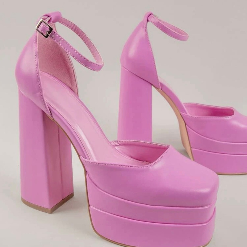 Pretty Pink Platform pumps! Size 10 women’s